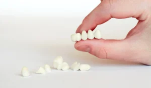 Встановлення тимчасових коронок на імплант